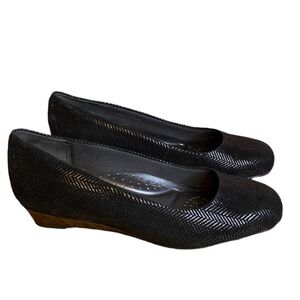 Trotters Black Wedged Round Toe Comfort Slip On Shoes Size 7.5